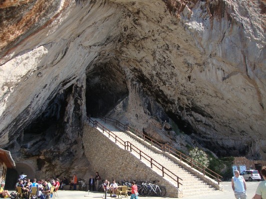 Eingang zur Tropfsteinhöhle