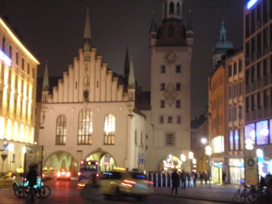 Spielzeugmuseum am Marienplatz bei Nacht