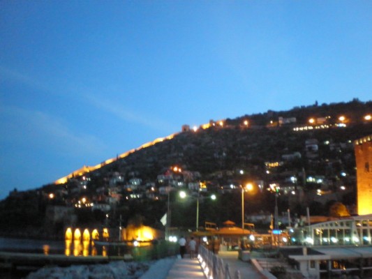 Alanya Hafenpromendae bei Nacht